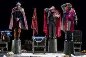 Vamos al teatro.Ahora todo es noche